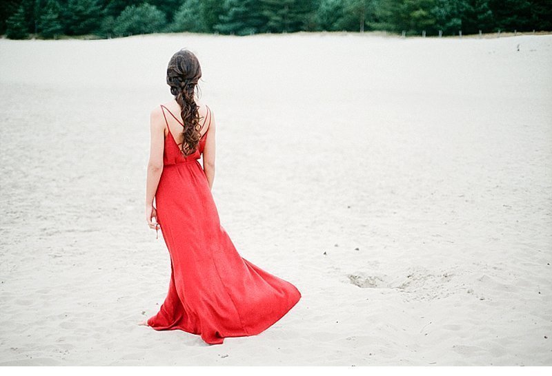 brautkleid-rottoene-duenen-brautfrisur-brautstrauss_0021